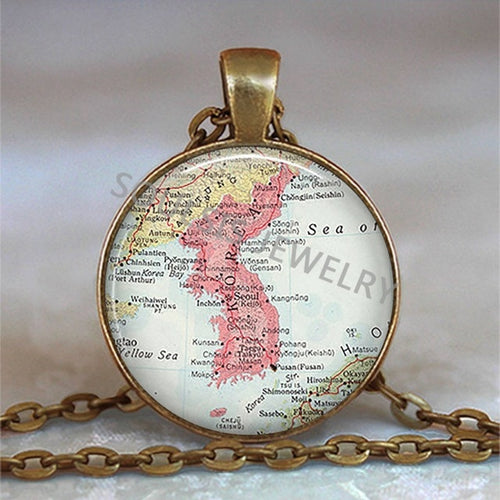 Load image into Gallery viewer, New Arrived Glass Dome Necklace World Map Pendant Bronze Chain Jewelry Lithuania Vintage Map Handmade Glass Cabochon Necklace
